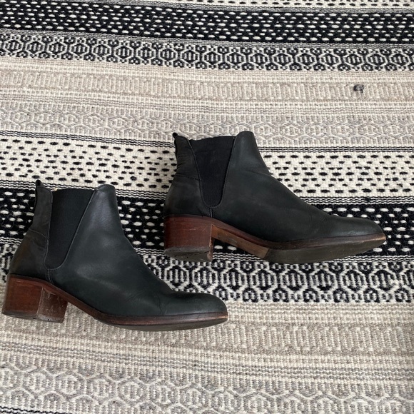 H by Hudson black leather Chelsea boots size 10/41 - Picture 6 of 7